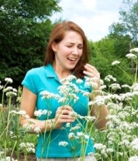 allergiás nő, virágok, allergia, pollenallergia, homeopátia allergiás nő, virágok, allergia, pollenallergia, homeopátia