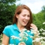 allergiás nő, virágok, allergia, pollenallergia, homeopátia allergiás nő, virágok, allergia, pollenallergia, homeopátia