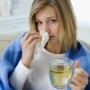 orrát fújó náthás lány, nátha, megelőzés, kezelés, homeopátia orrát fújó náthás lány, nátha, megelőzés, kezelés, homeopátia