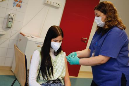 Oltás fiatal koronavírus