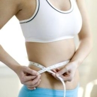 derekát mérő nő, elhízás, BMI, testzsírszázalék