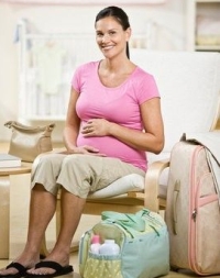 terhes nő táskákkal, szülés, kórházi lista