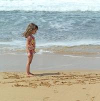 Kislány tengerparton